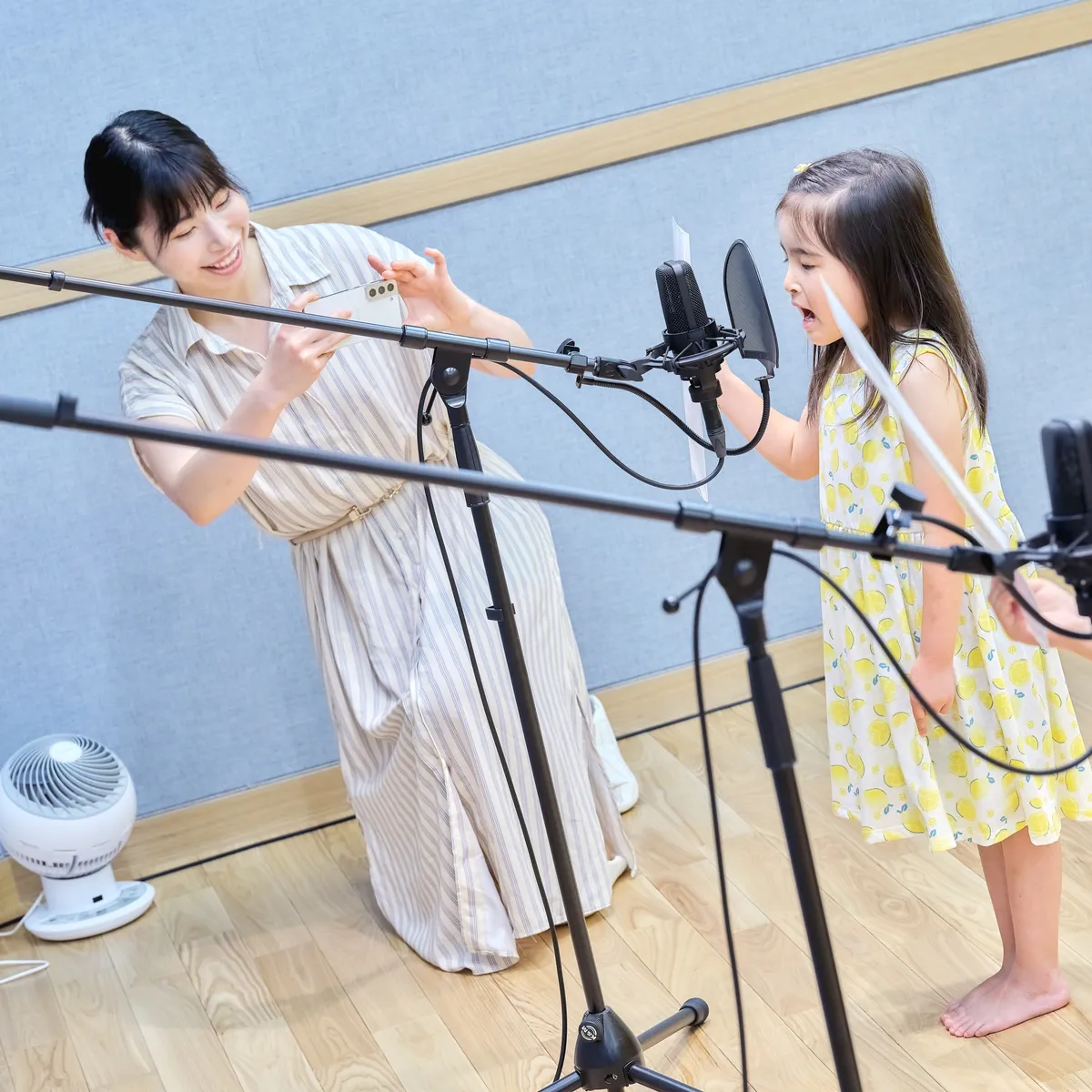 親子でマイクの前に立つ声優体験