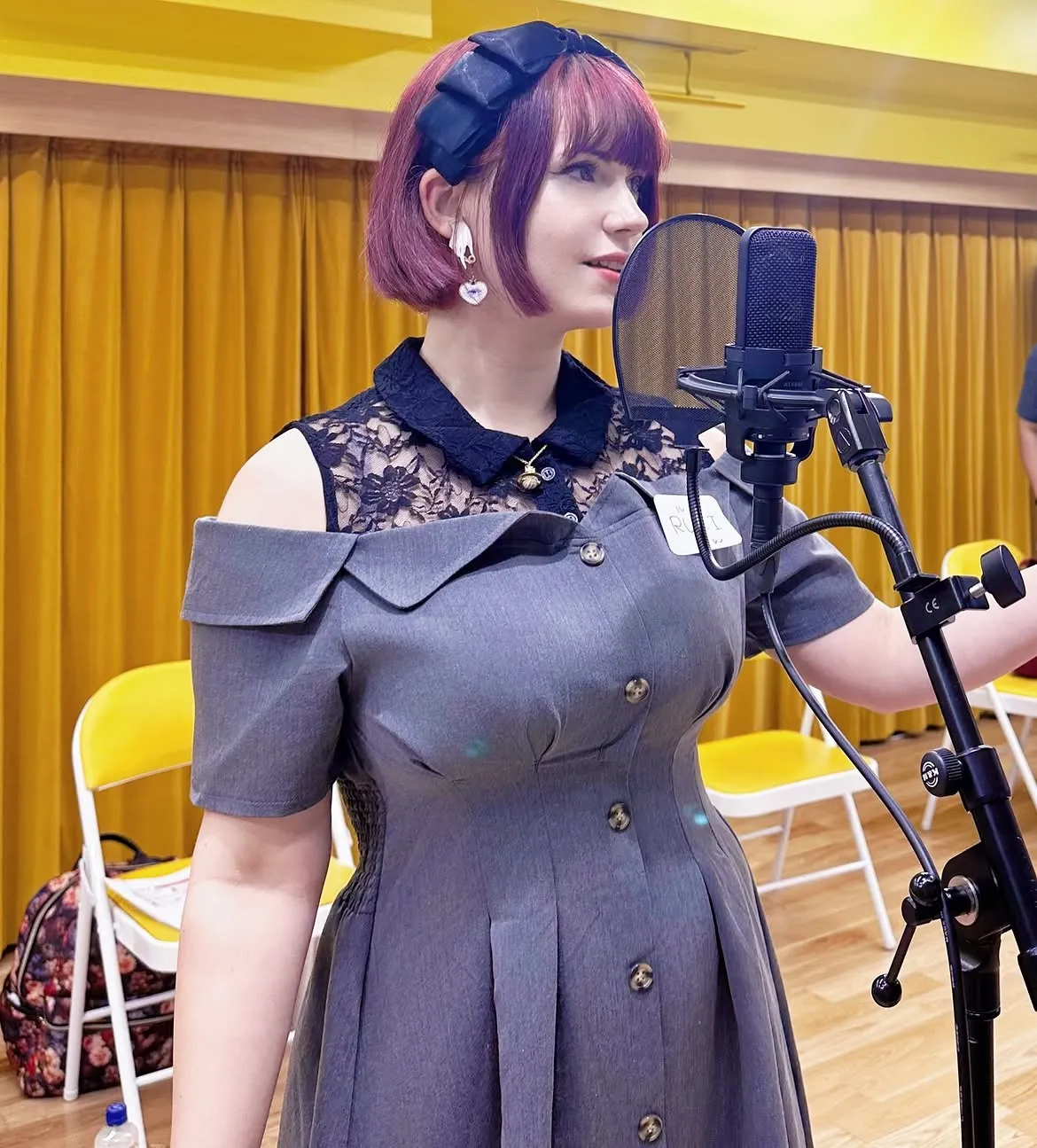 マイクの前で声を吹き込む外国人参加者