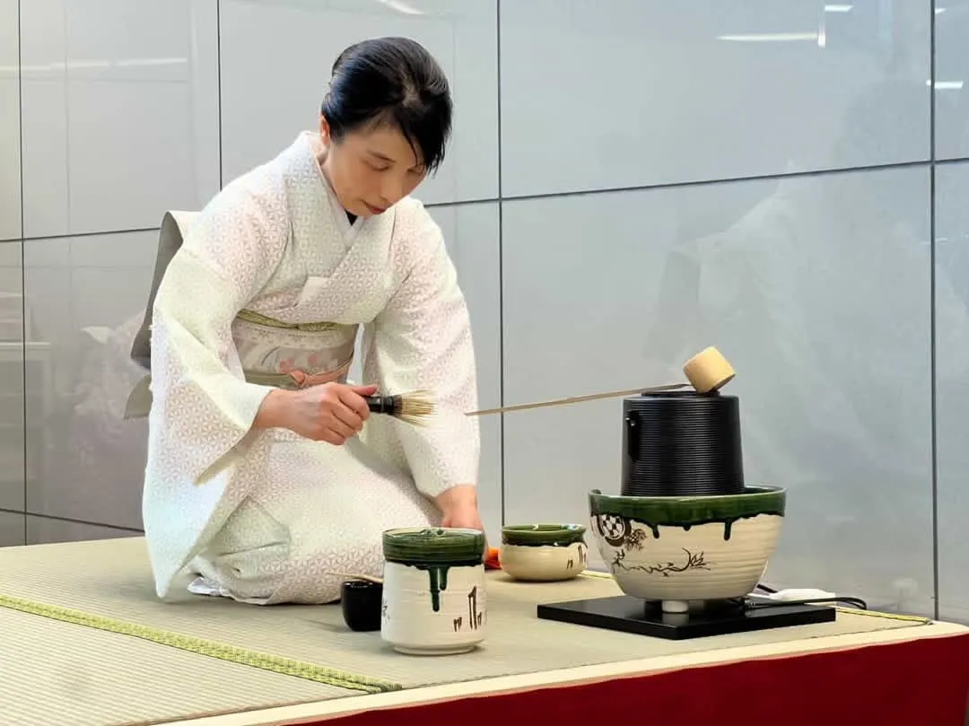 講師のお点前に、参加者の皆様は見入っていました
